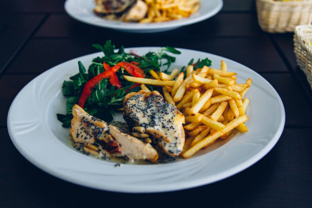 Food Plate Wood Restaurant 1024x683